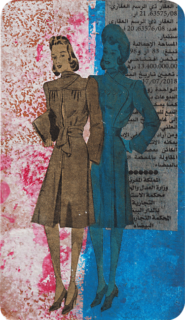 Zwei freundliche Damen im Mantel vor einem Ausschnitt einer arabischen Tageszeitung