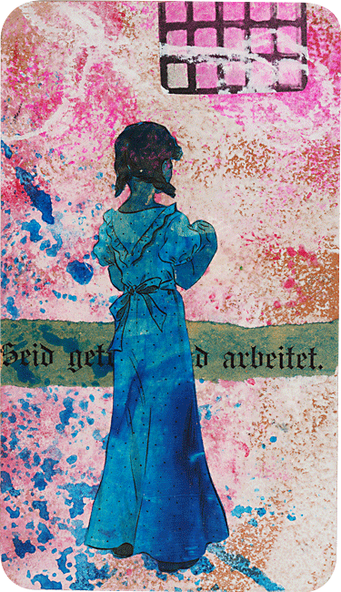 Blaues Mädchen von hinten, stehend vor einem Gitterfenster und dem Schriftzug ”Seid getrost und arbeitet„ aus einer alten "Frau und Mutter"-Ausgabe